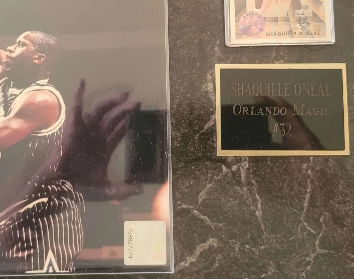 Shaq Attaq, libro y placa autografiados