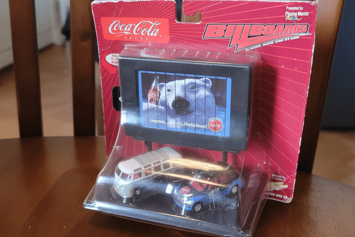 Lote de artículos coleccionables vintage de Coca-Cola: carteles, botellas y recuerdos