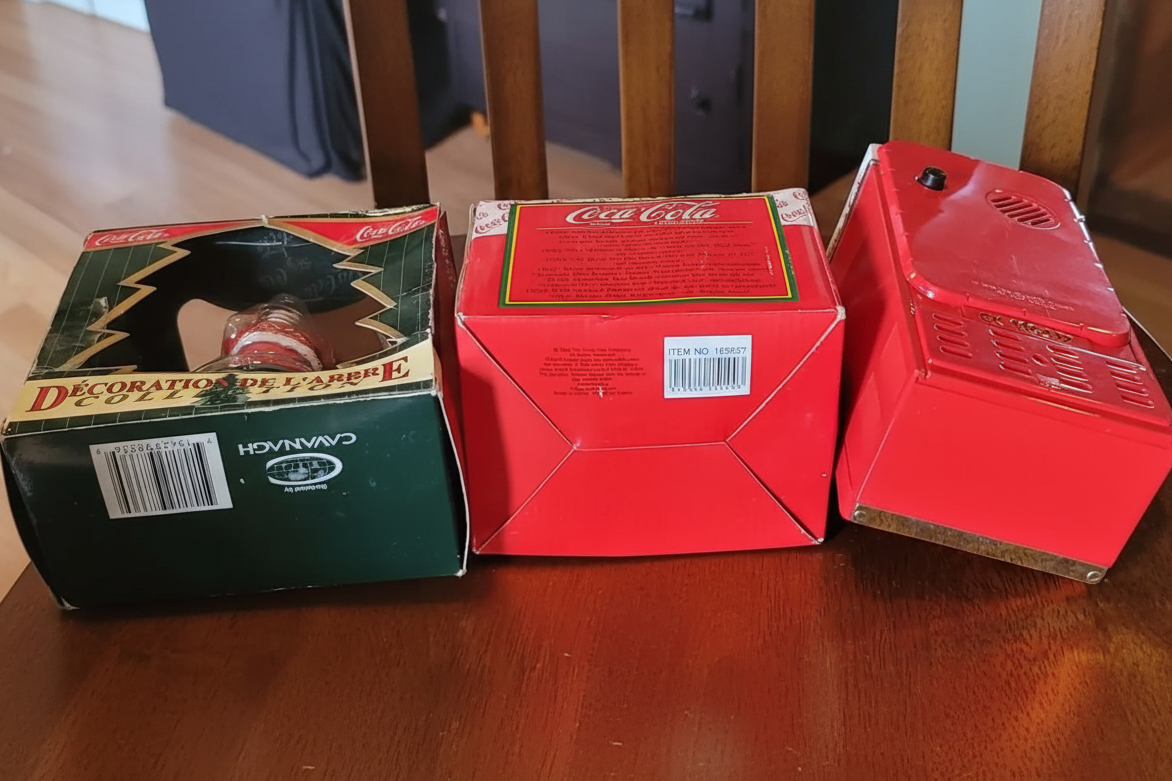 Lote de artículos coleccionables vintage de Coca-Cola: carteles, botellas y recuerdos